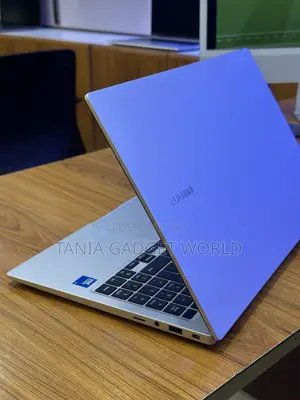 New Laptop Samsung Galaxy Book4 8GB Intel Core 5 SSD 512GB