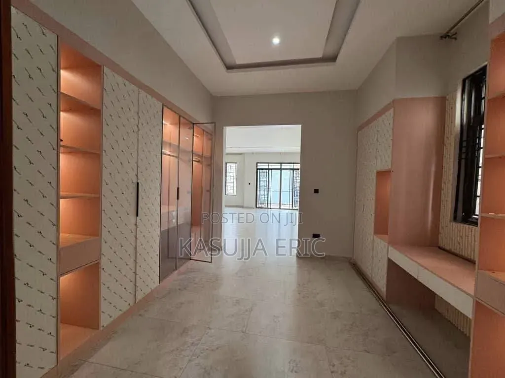 5bdrm Duplex in Crown Estate, Nakawa for rent