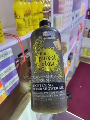 The Purest Glow Niacinamide Ginseng Lightening Scrub Showergel.