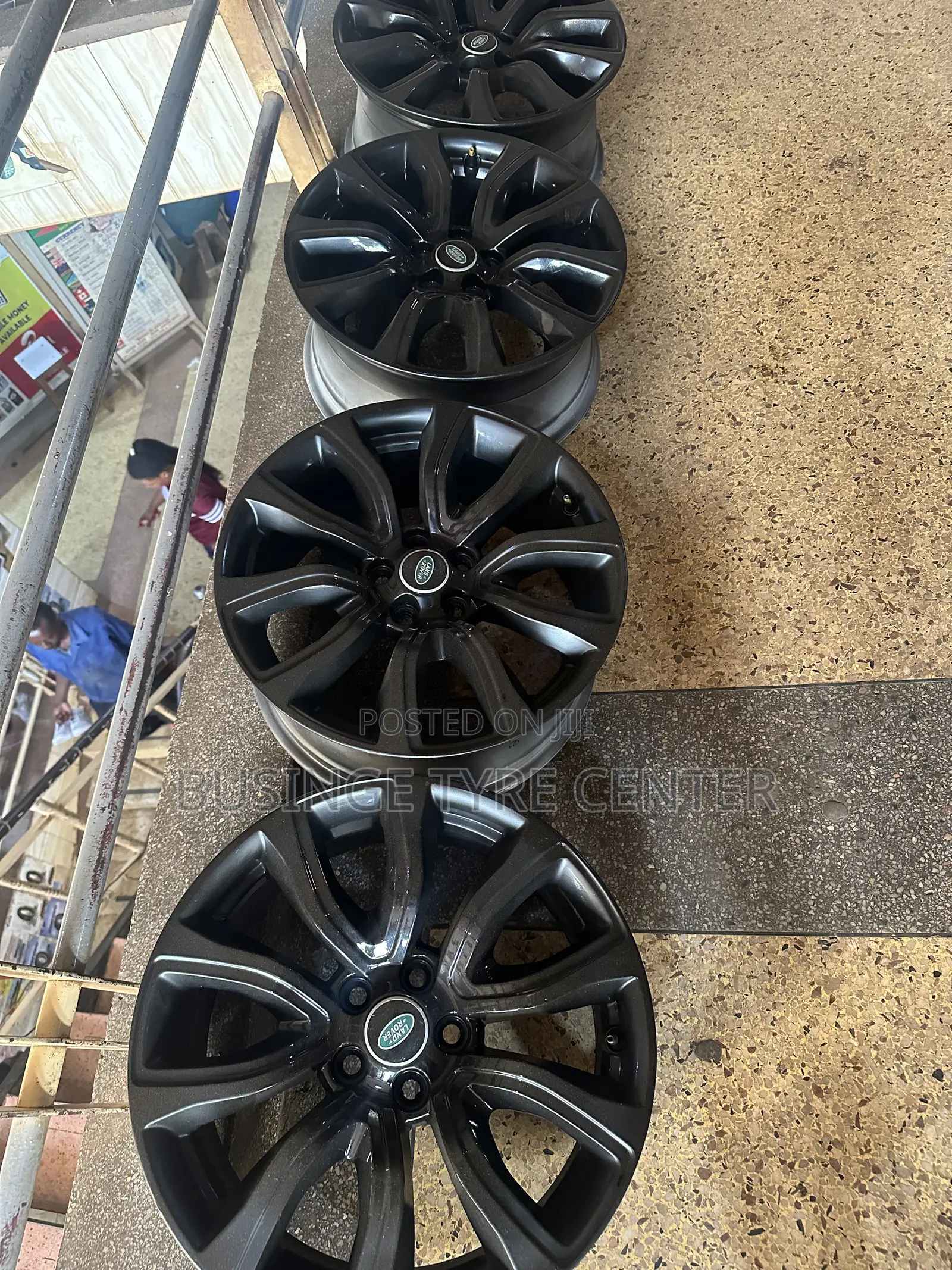 Range Rover Rims Size 18 With Nice Looking Designs