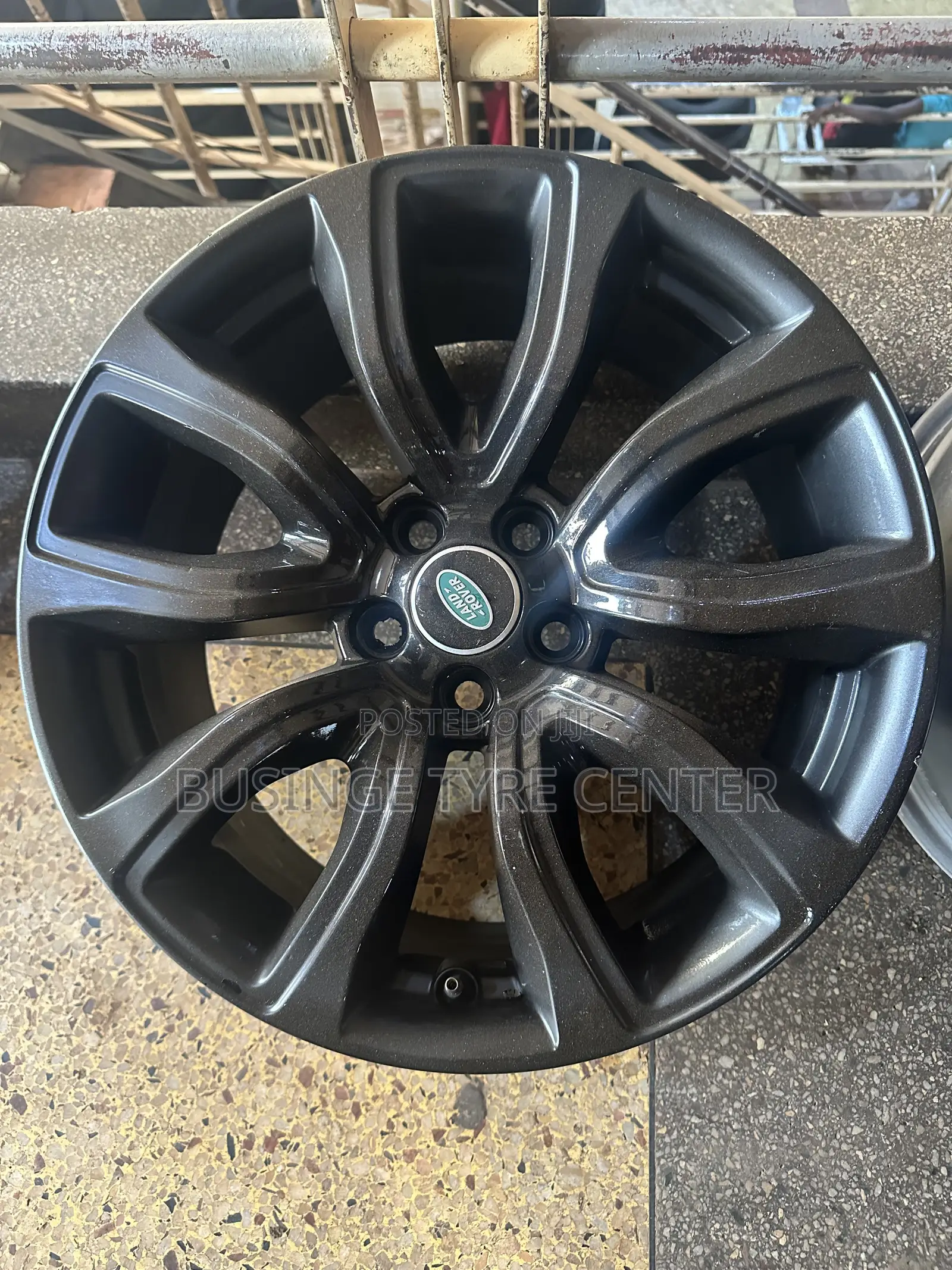 Range Rover Rims Size 18 With Nice Looking Designs