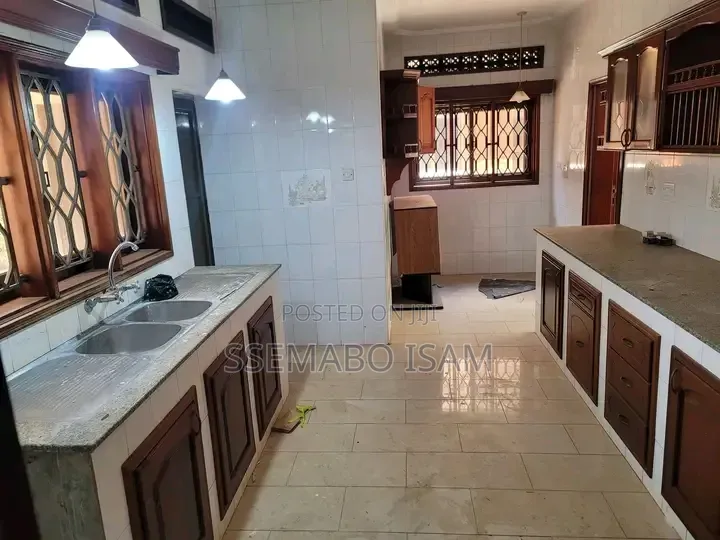 3bdrm House in Standalone Kisaasi, Central Division for rent