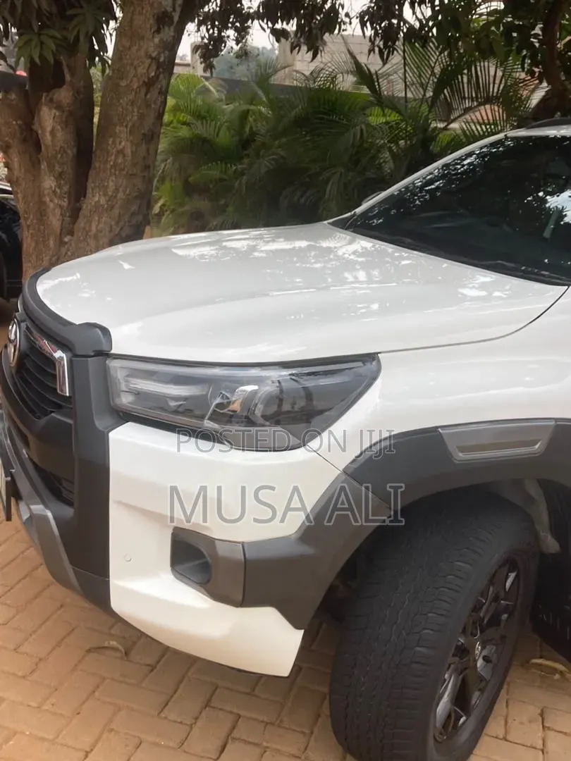 Toyota Hilux Revo Double Cab Deisel 2.4 AWD 2020 White