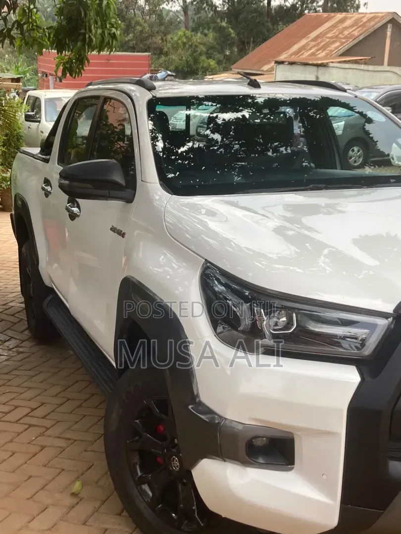 Toyota Hilux Revo Double Cab Deisel 2.4 AWD 2020 White