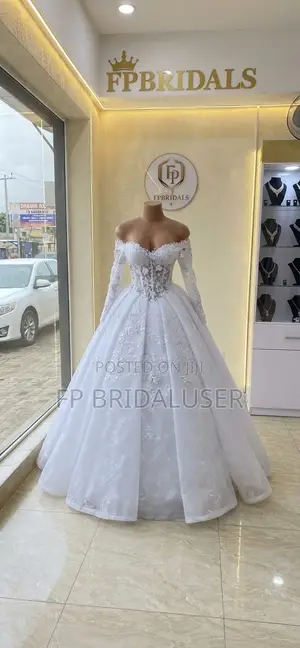 Round Long Sleeves Gown for Hire