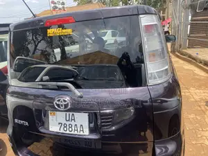 Toyota Sienta 2012 Maroon