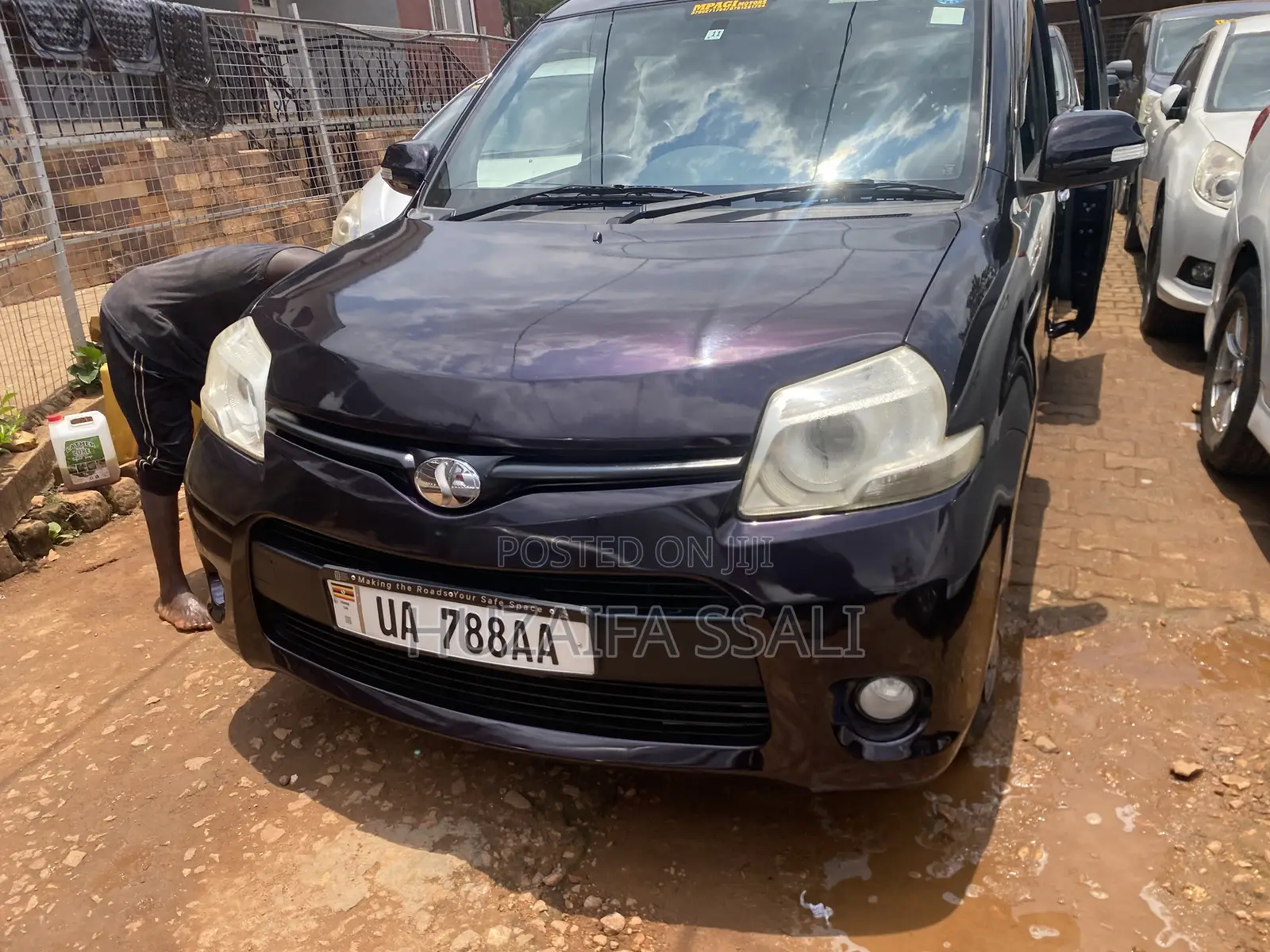 Toyota Sienta 2012 Maroon