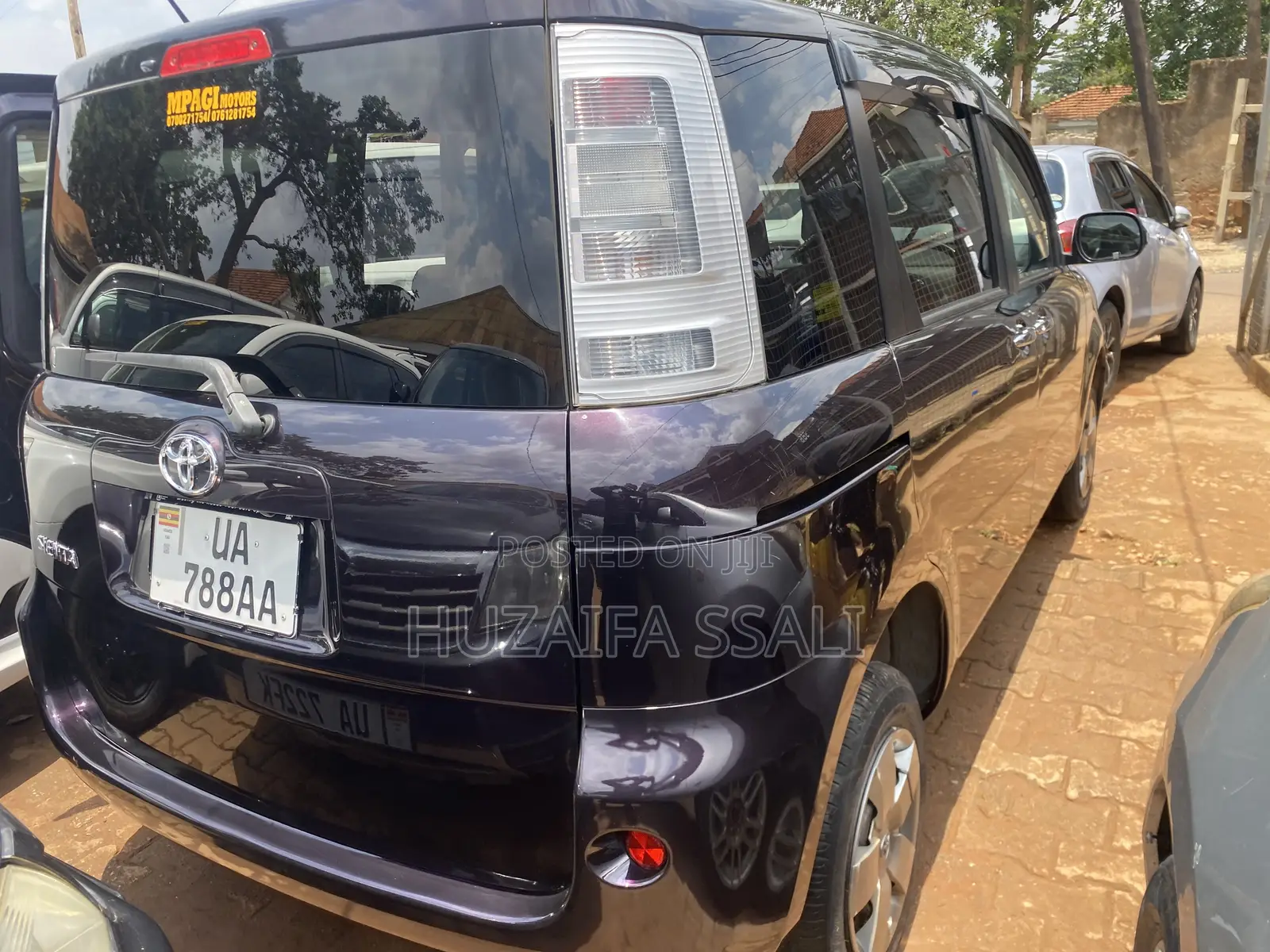 Toyota Sienta 2012 Maroon
