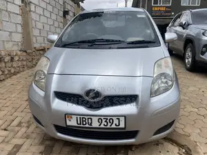 Toyota Vitz 2011 Silver