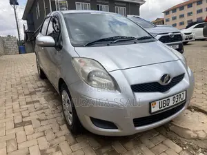 Toyota Vitz 2011 Silver