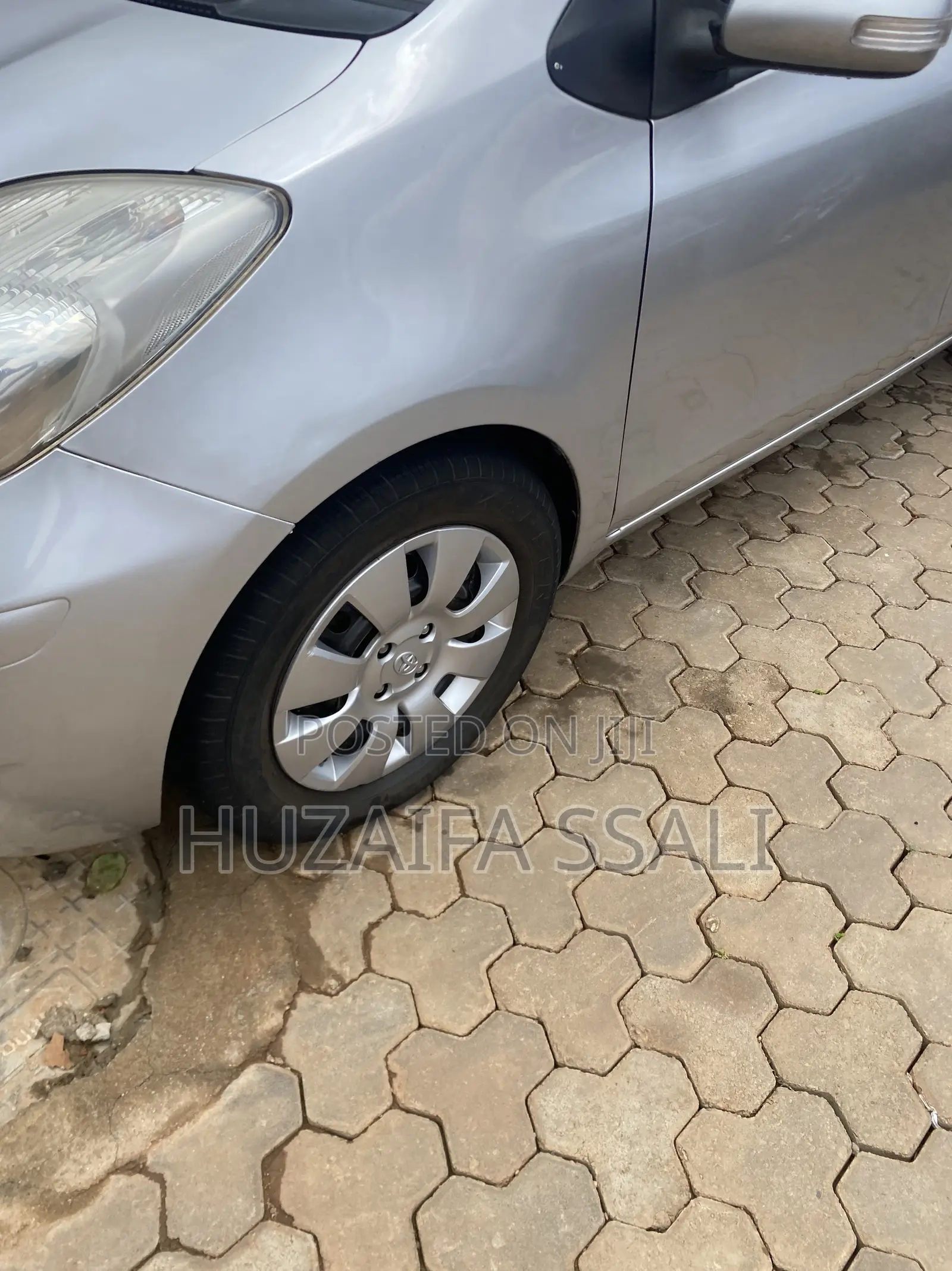 Toyota Vitz 2011 Silver