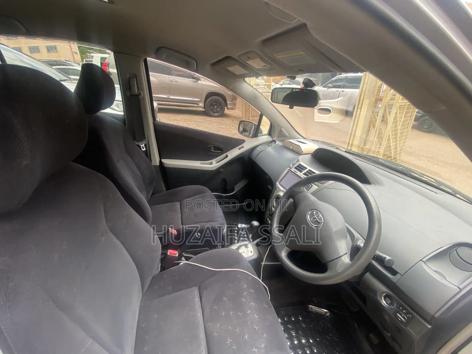 Toyota Vitz 2011 Silver