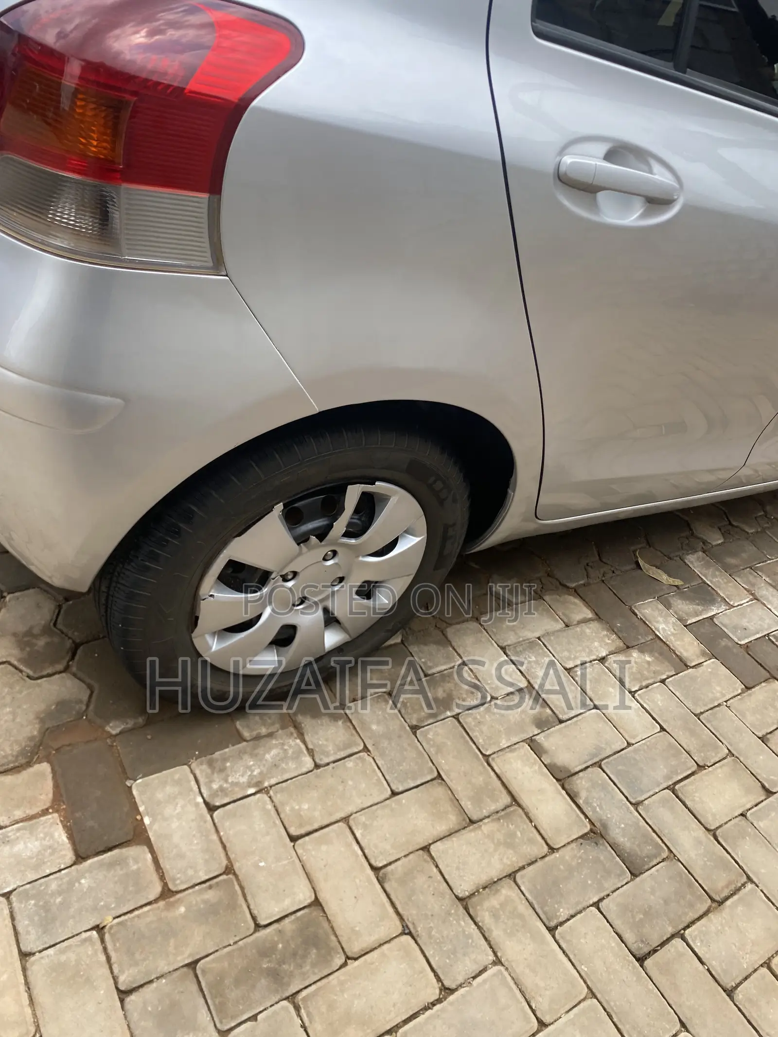 Toyota Vitz 2011 Silver