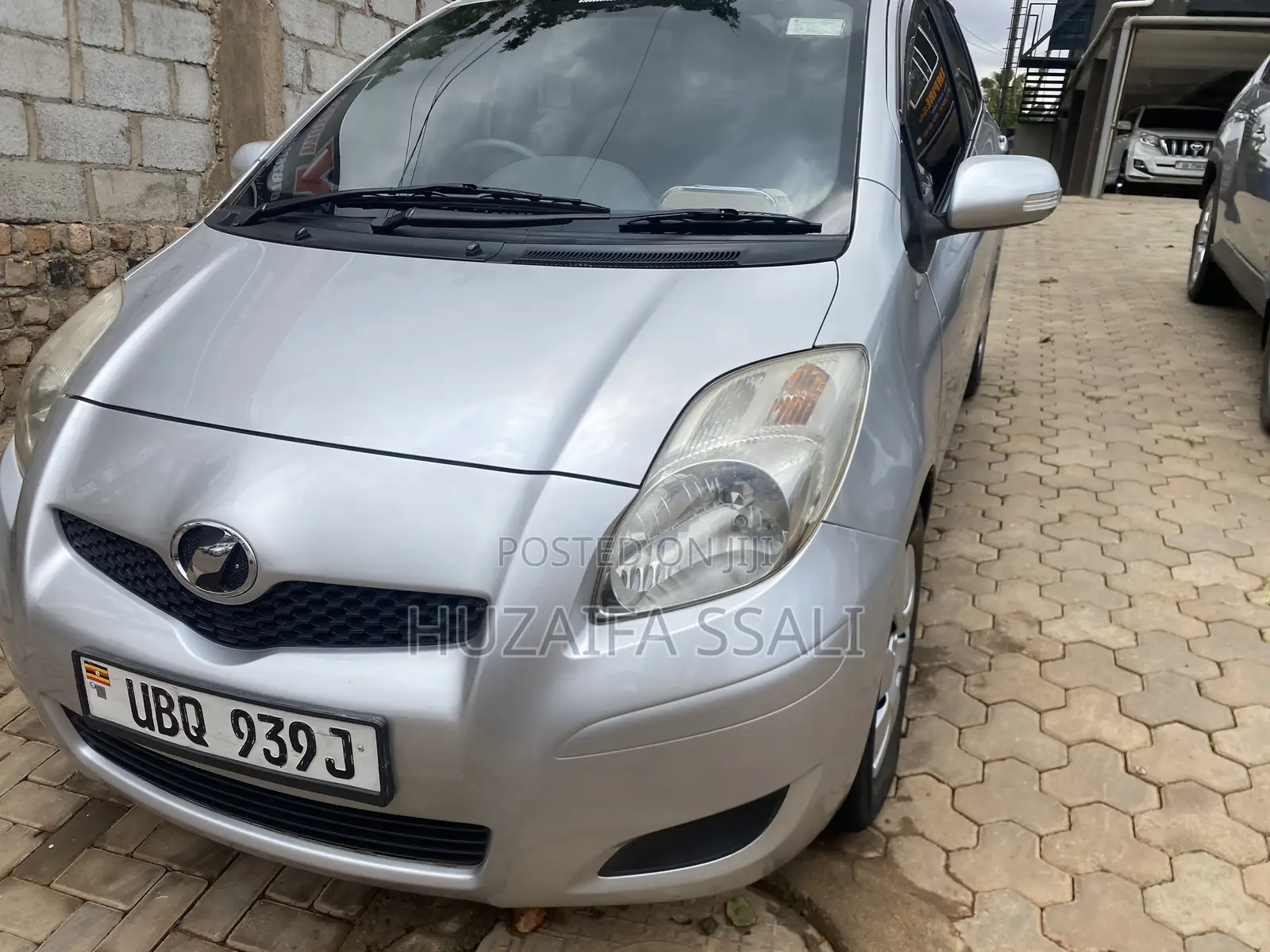 Toyota Vitz 2011 Silver