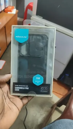 Samsung Galaxy S23, Featuring Sliding Protect the Camera