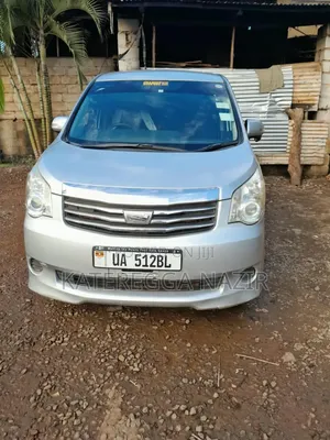 Toyota Noah 2.0 143hp AWD (8 Seater) 2010 Silver