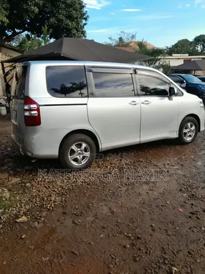 Toyota Noah 2.0 143hp AWD (8 Seater) 2010 Silver