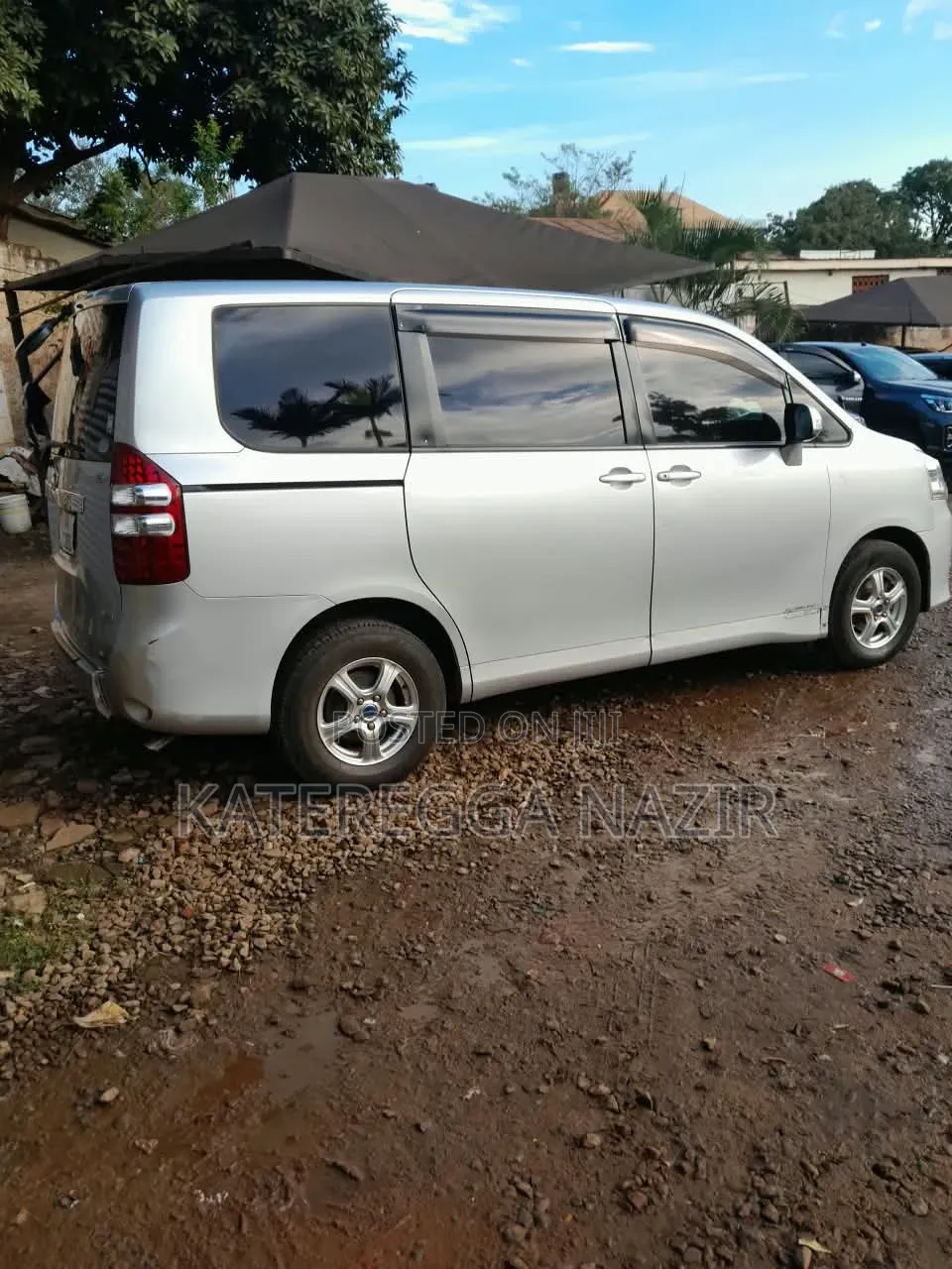 Toyota Noah 2.0 143hp AWD (8 Seater) 2010 Silver