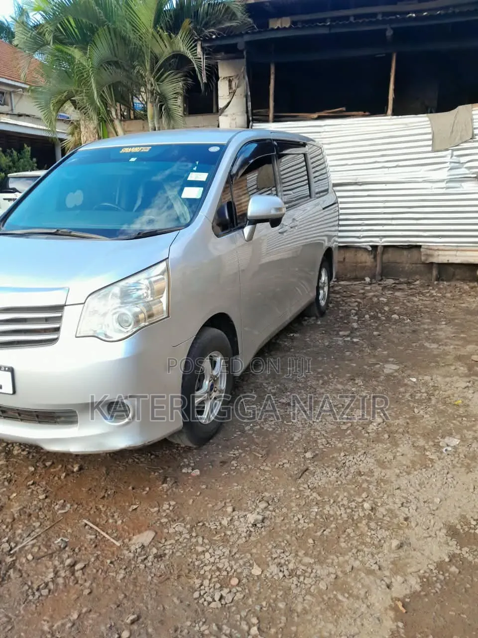 Toyota Noah 2.0 143hp AWD (8 Seater) 2010 Silver