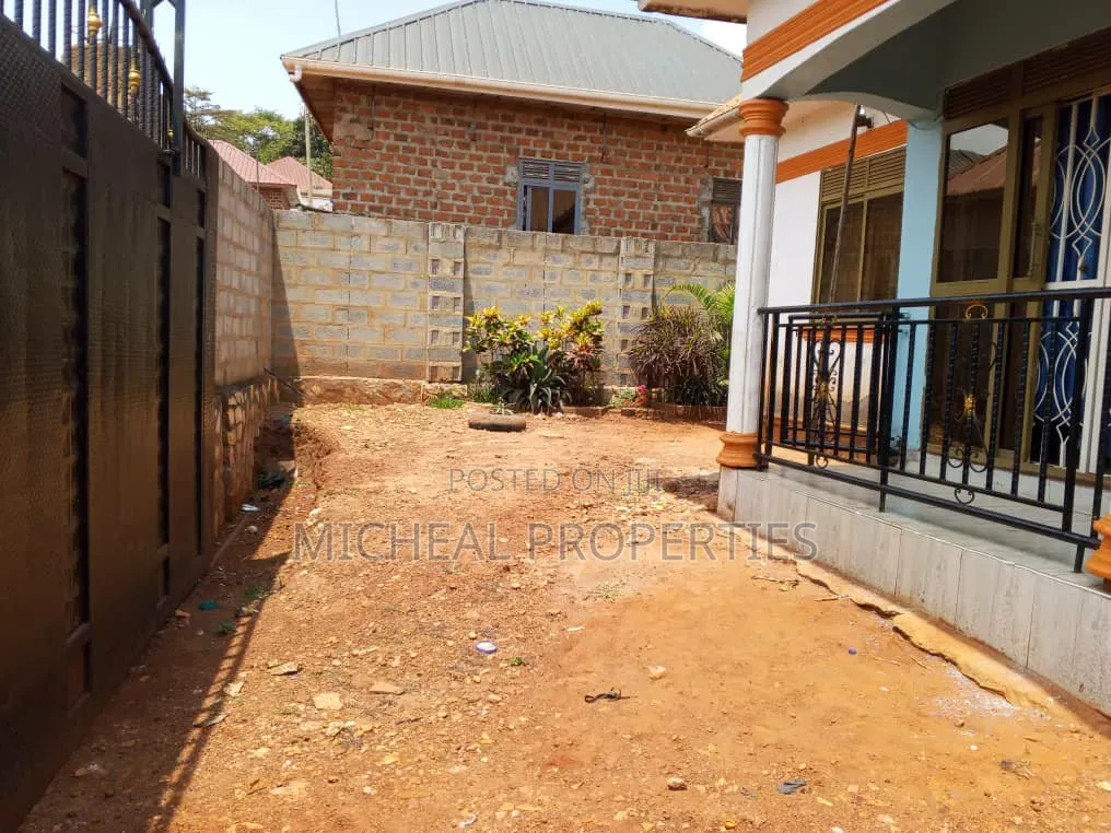 3bdrm House in Kitemu Masaka Rd At, Kawempe for sale