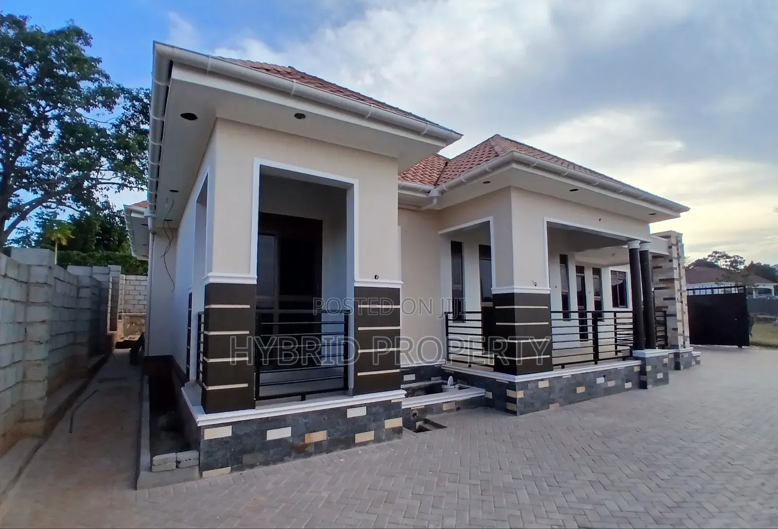 4bdrm Apartment in Wakiso Town Along for sale