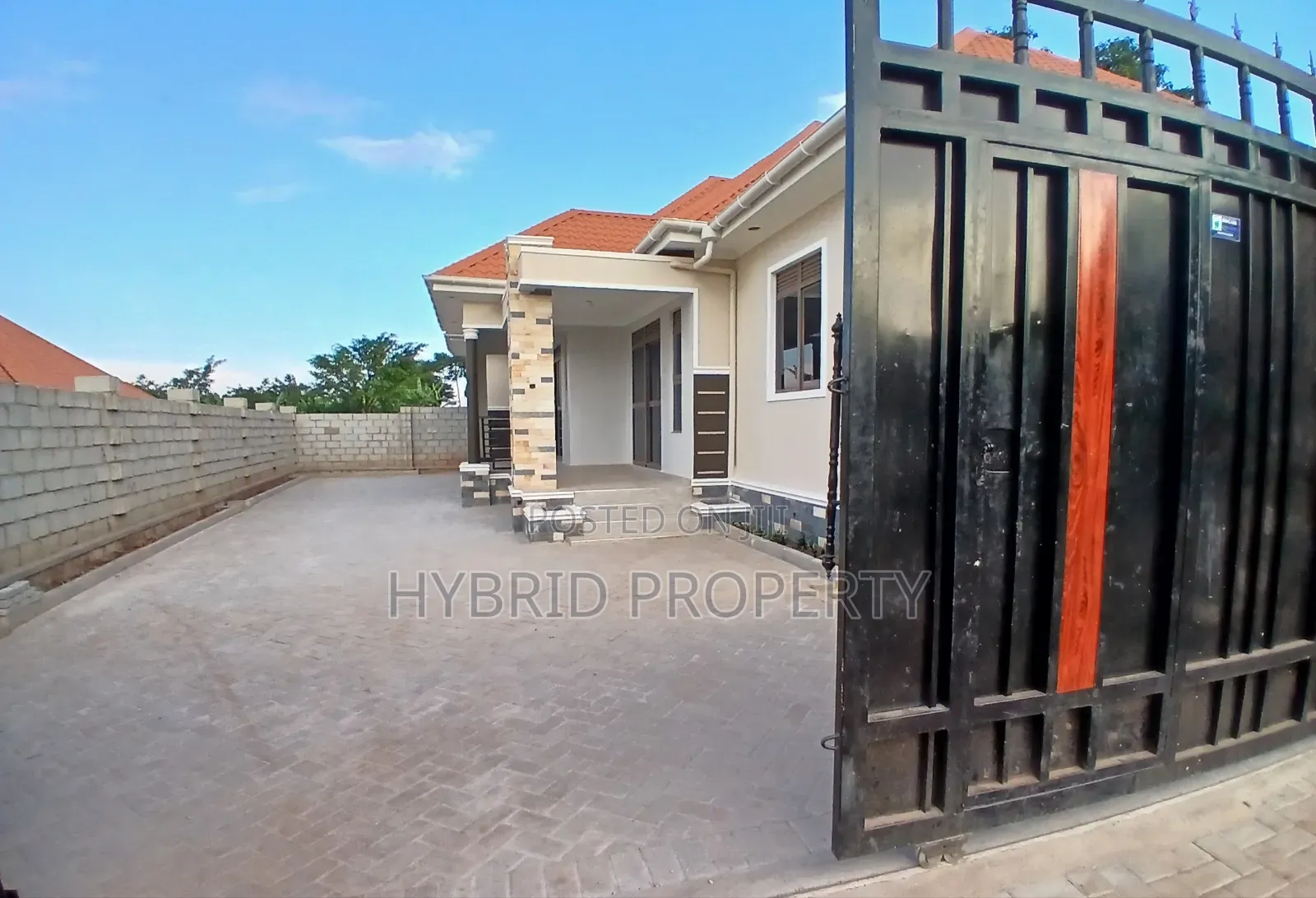 4bdrm Apartment in Wakiso Town Along for sale