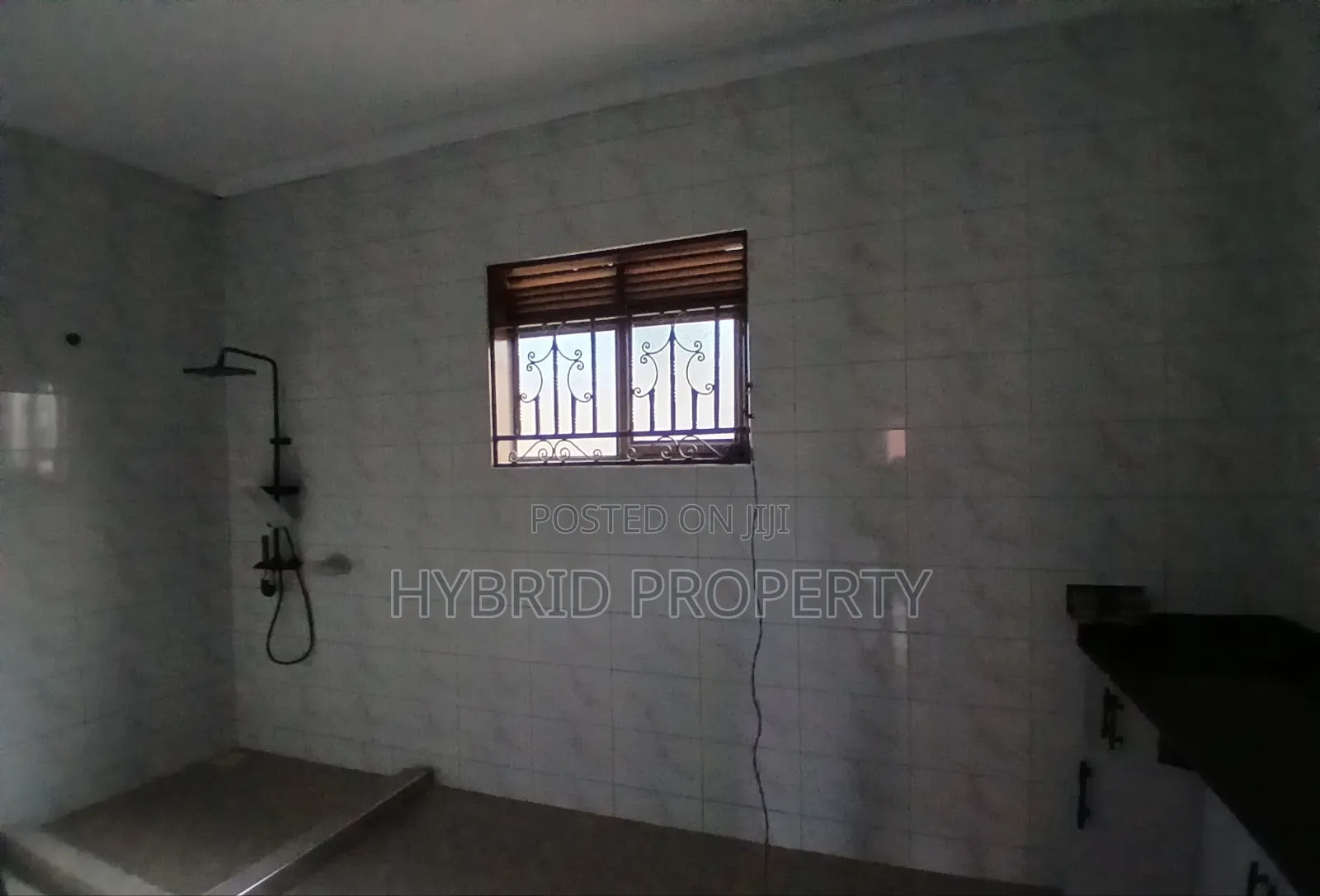 4bdrm Apartment in Wakiso Town Along for sale