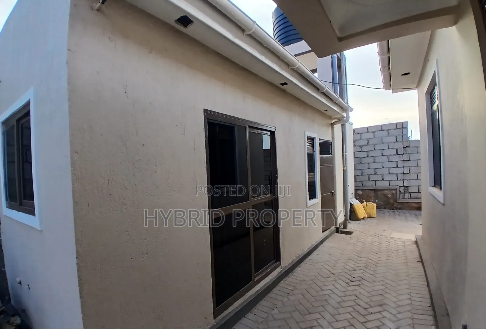 4bdrm Apartment in Wakiso Town Along for sale