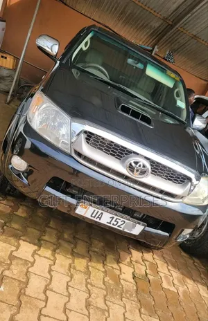 Toyota Hilux 2013 Black
