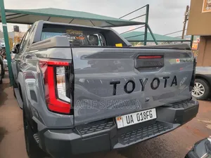 New Toyota Hilux 2025 Gray