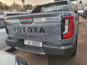 New Toyota Hilux 2025 Gray