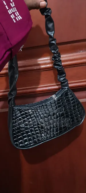Trendy Shoulder Bags at an Affordable Price