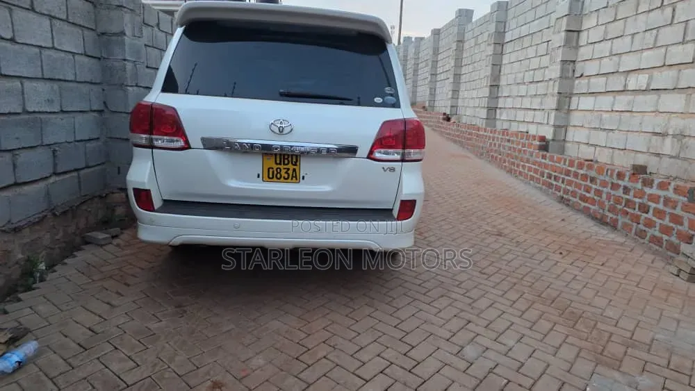 Toyota Land Cruiser 2010 White