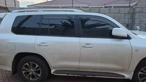 Toyota Land Cruiser 2010 White