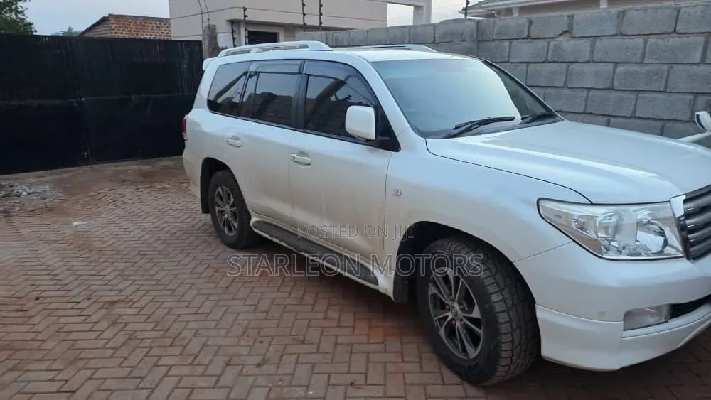 Toyota Land Cruiser 2010 White