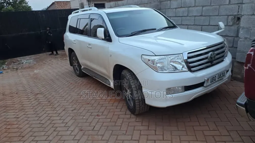 Toyota Land Cruiser 2010 White