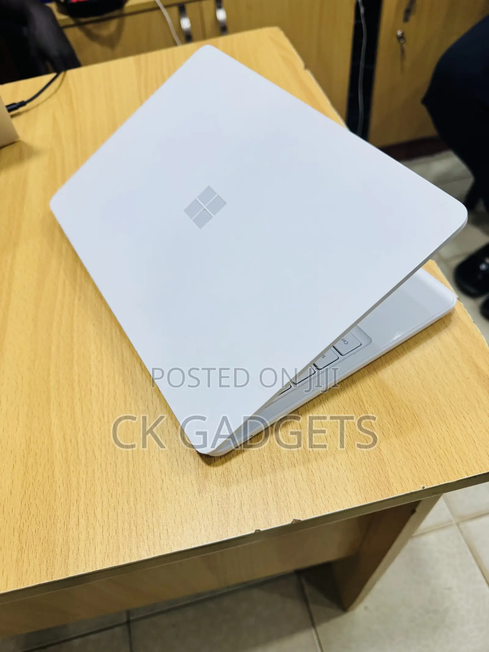New Laptop Microsoft Surface Laptop SE 8GB Intel Celeron SSD 128GB