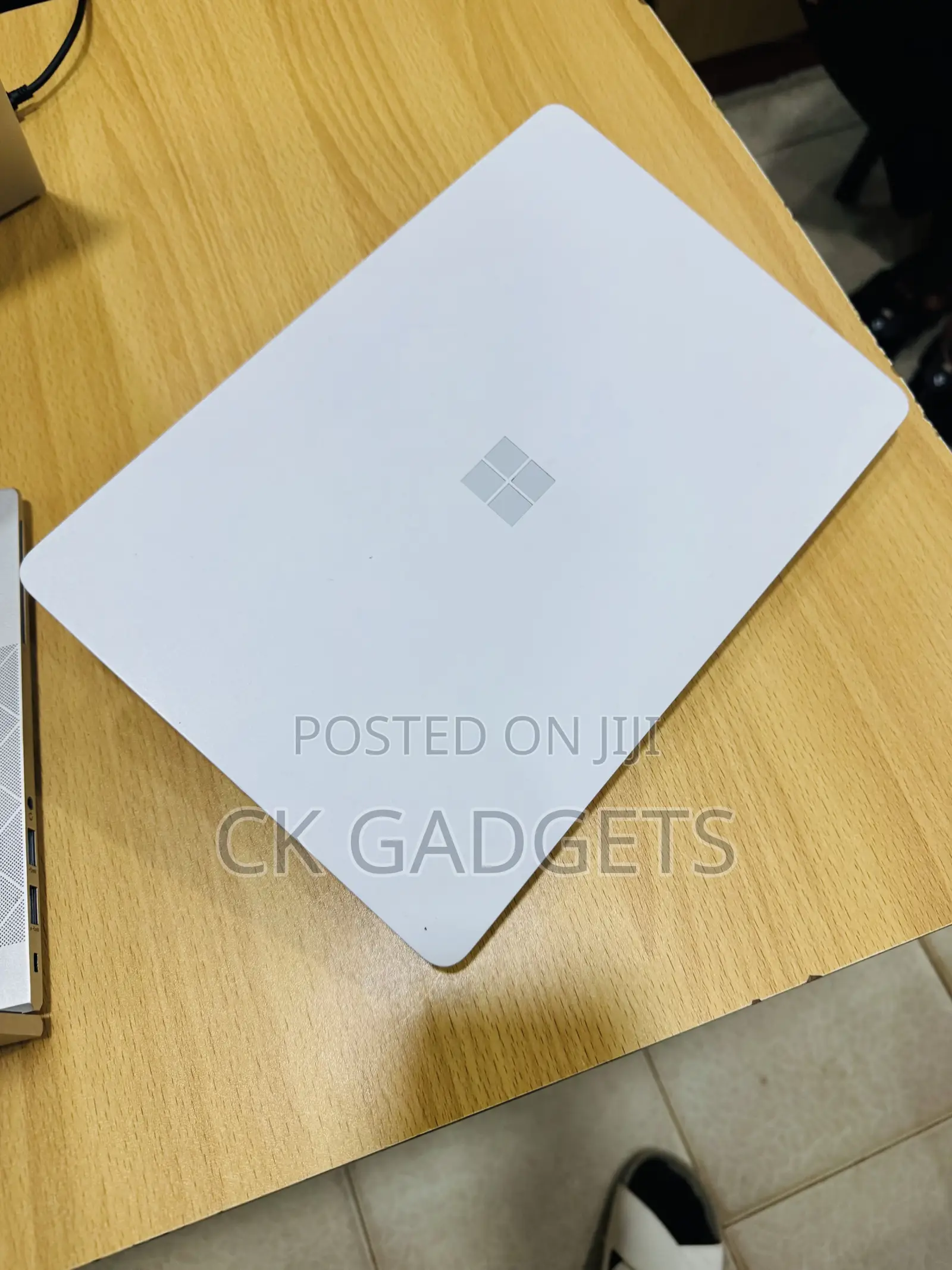 New Laptop Microsoft Surface Laptop SE 8GB Intel Celeron SSD 128GB