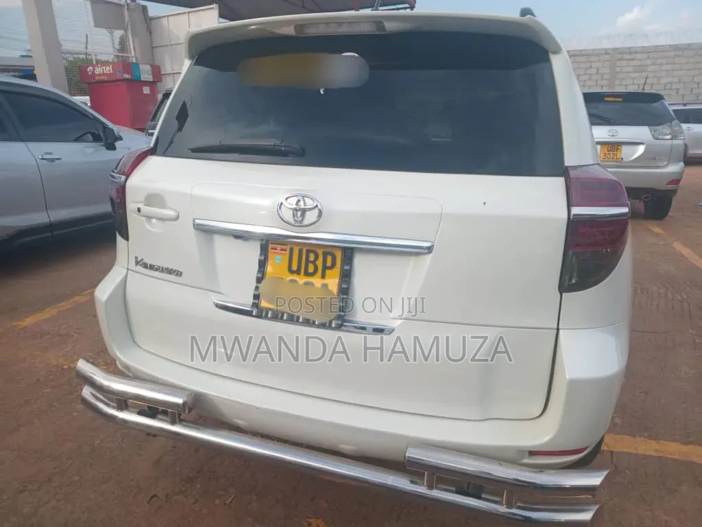 Toyota Vanguard 2010 White