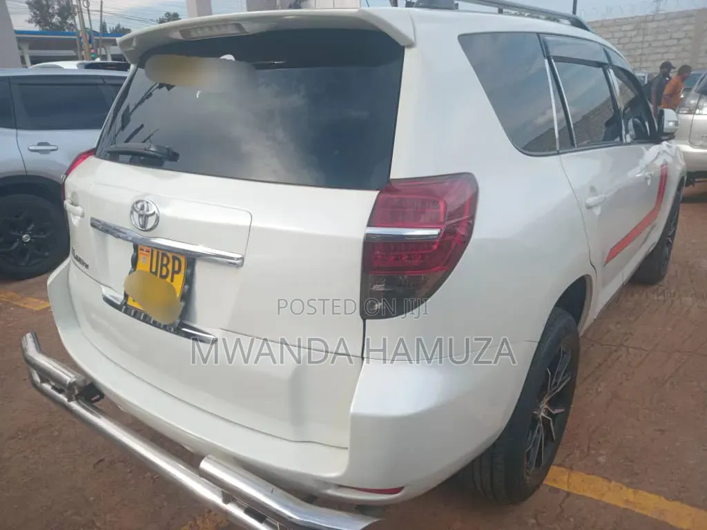Toyota Vanguard 2010 White