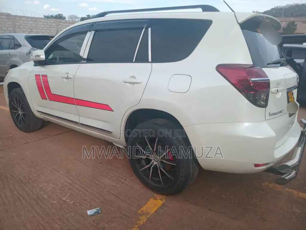 Toyota Vanguard 2010 White