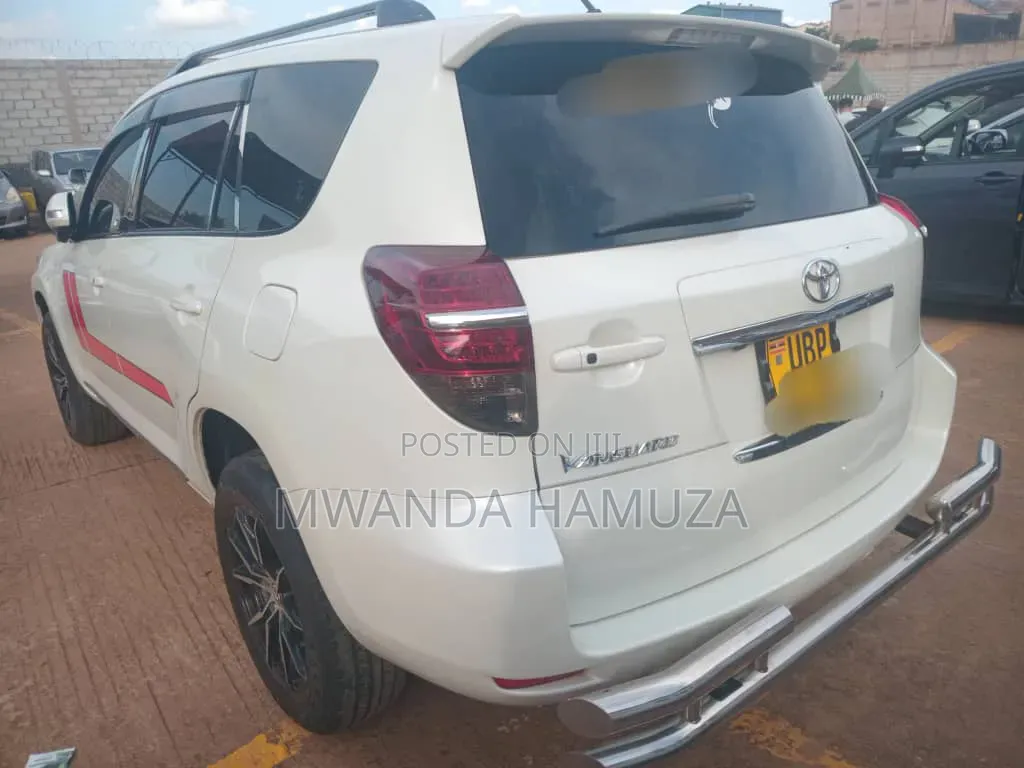 Toyota Vanguard 2010 White