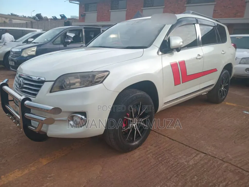 Toyota Vanguard 2010 White