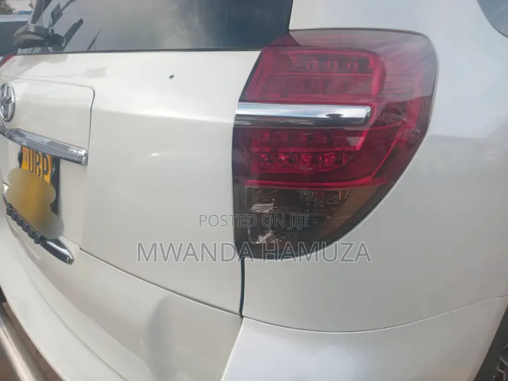 Toyota Vanguard 2010 White