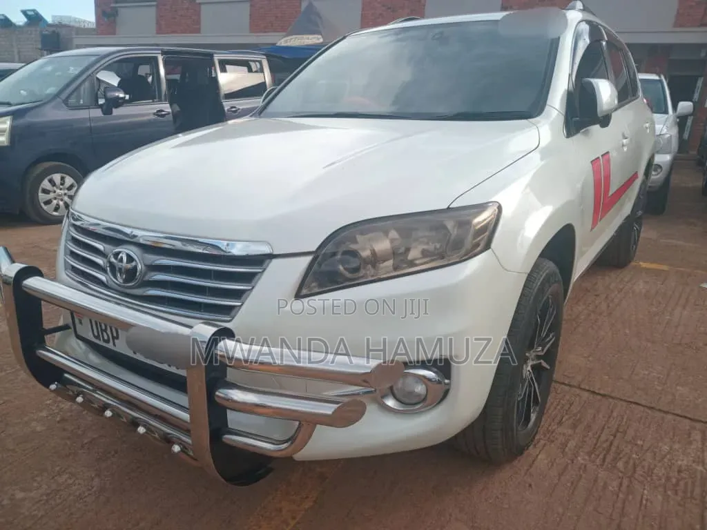 Toyota Vanguard 2010 White