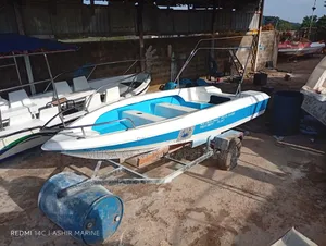 Small Fiberglass Motor/Speed Boat 5 Seat