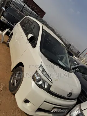 Toyota Noah 2.0 143hp FWD (8 Seater) 2012 Silver