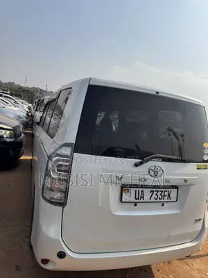 Toyota Noah 2.0 143hp FWD (8 Seater) 2012 Silver