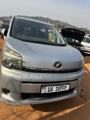 Toyota Noah 2.0 143hp FWD (8 Seater) 2012 Silver