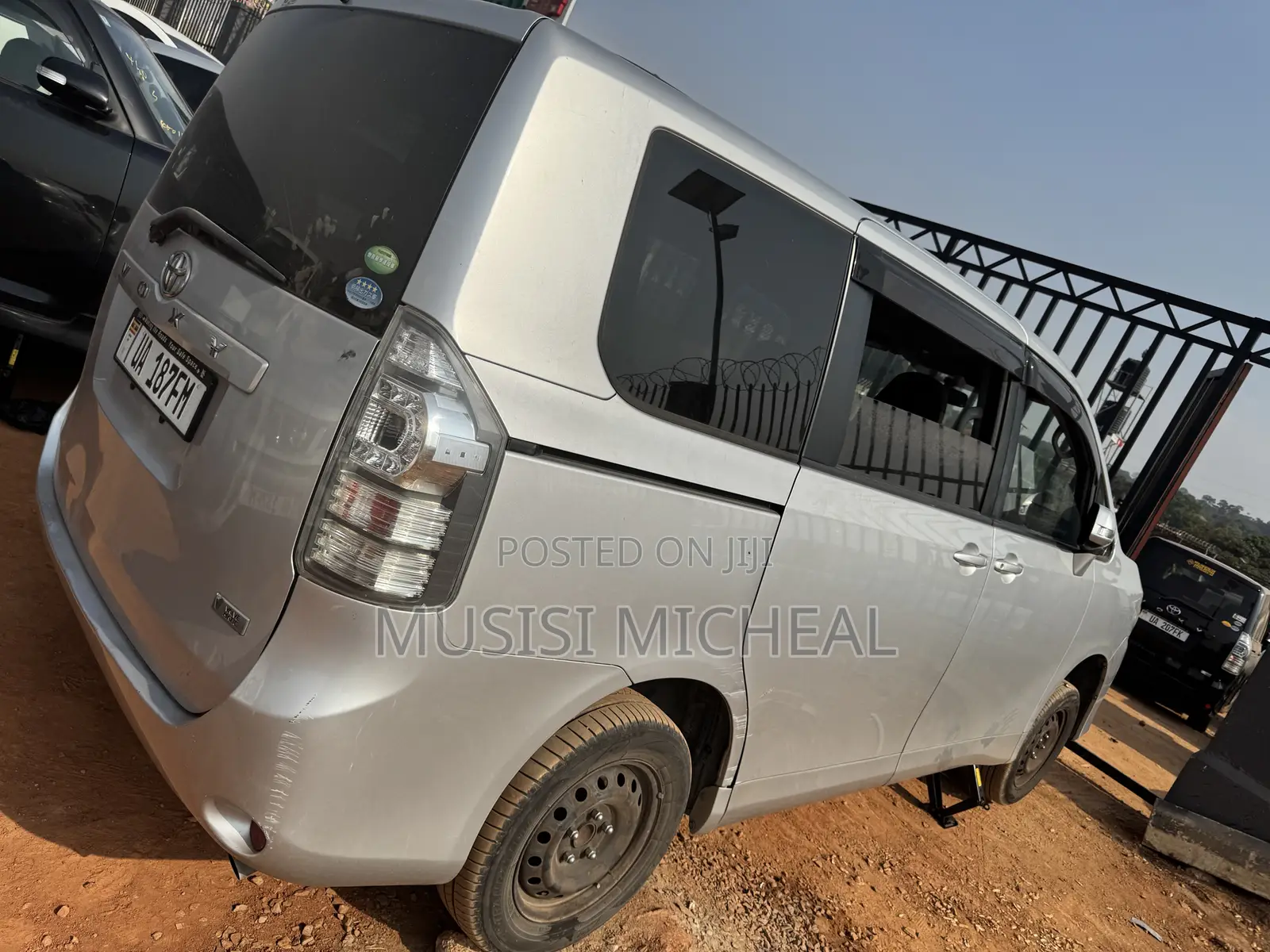 Toyota Noah 2.0 143hp FWD (8 Seater) 2012 Silver